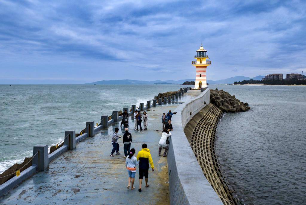 2024年1月24日,夜幕降临,华灯初上,海南省陵水黎族自治县清水湾游艇