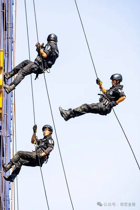 7月13日下午,南京市公安機關舉行實戰比武活動,龍虎特警突擊隊員從