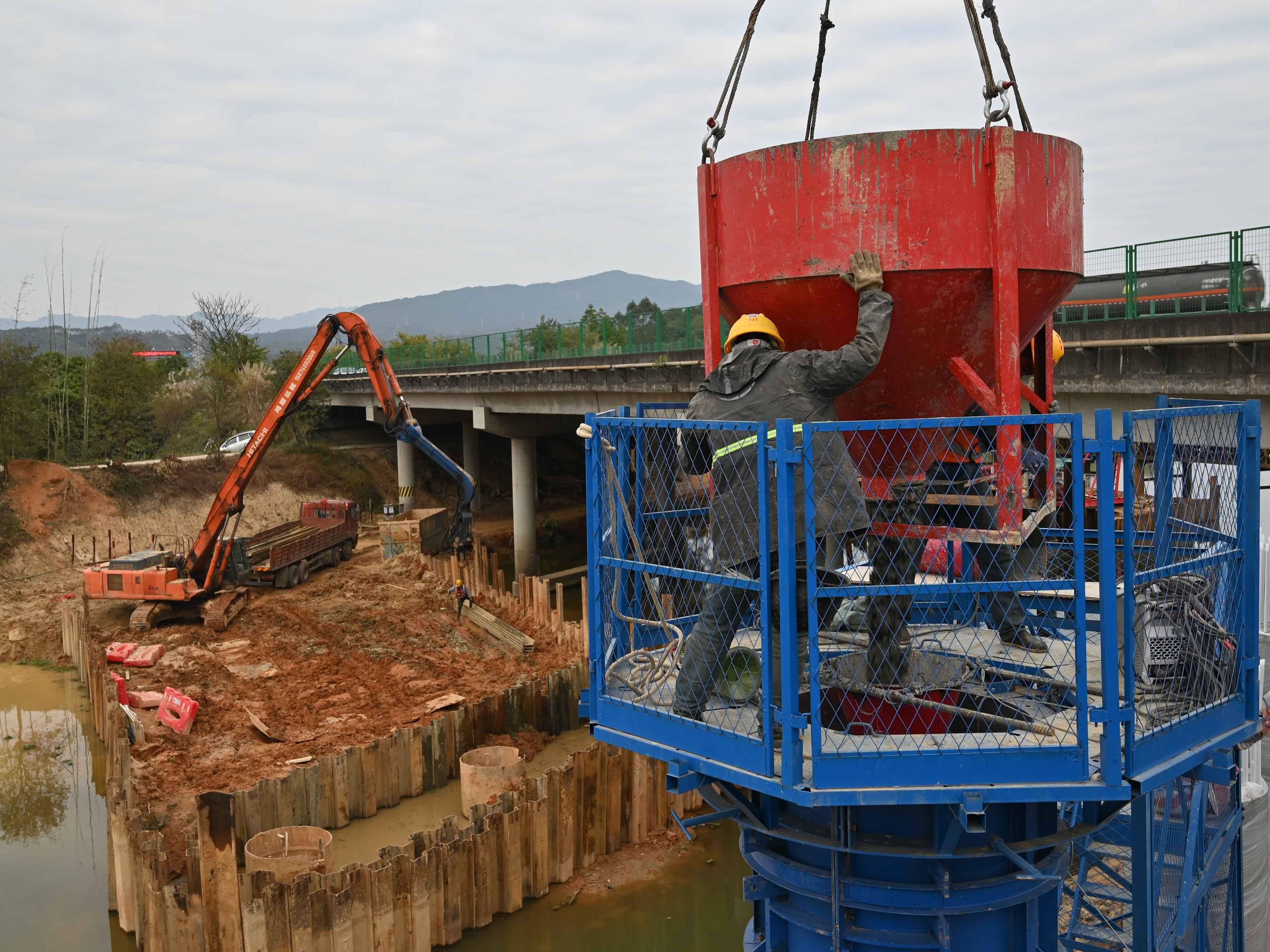 广韶高速改扩建项目(南段)首根桥梁墩柱顺利浇筑_施工_进行_建设