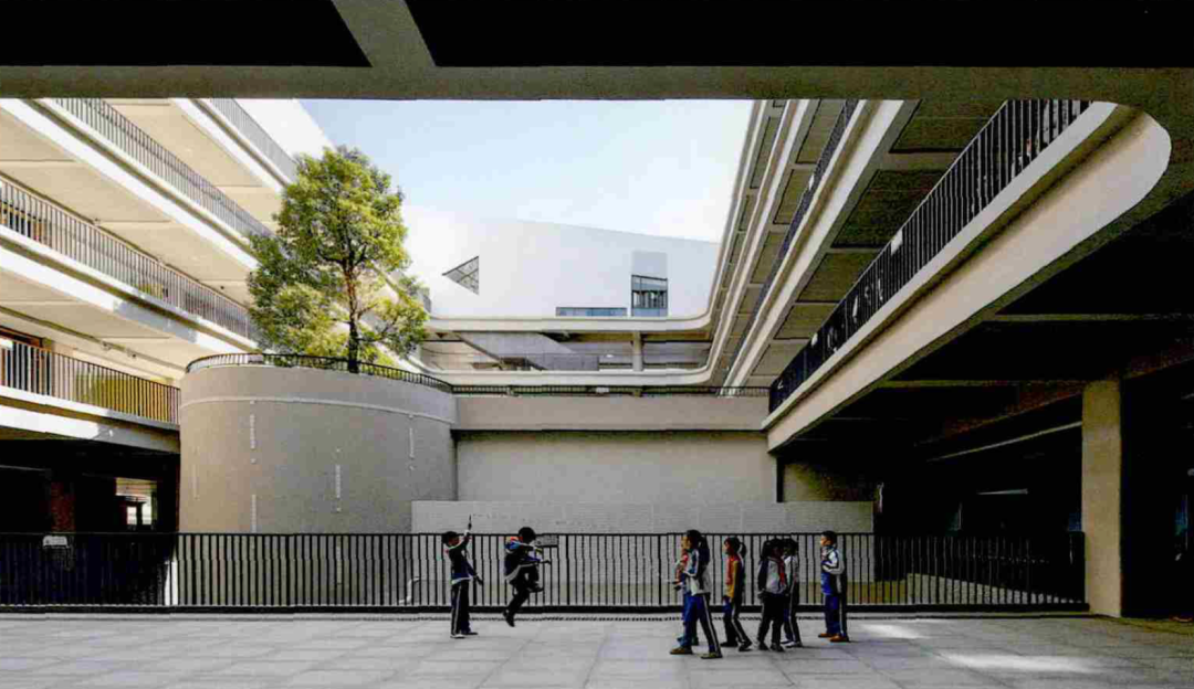 大樹-七步邁向都市合院校園》,王維仁 )高密度學校的挑戰與未來新京報