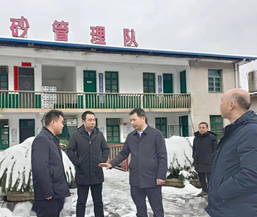 近期强降温带来的冰雪尚未融化,郴州市政府副市长杨平带队深入临武县