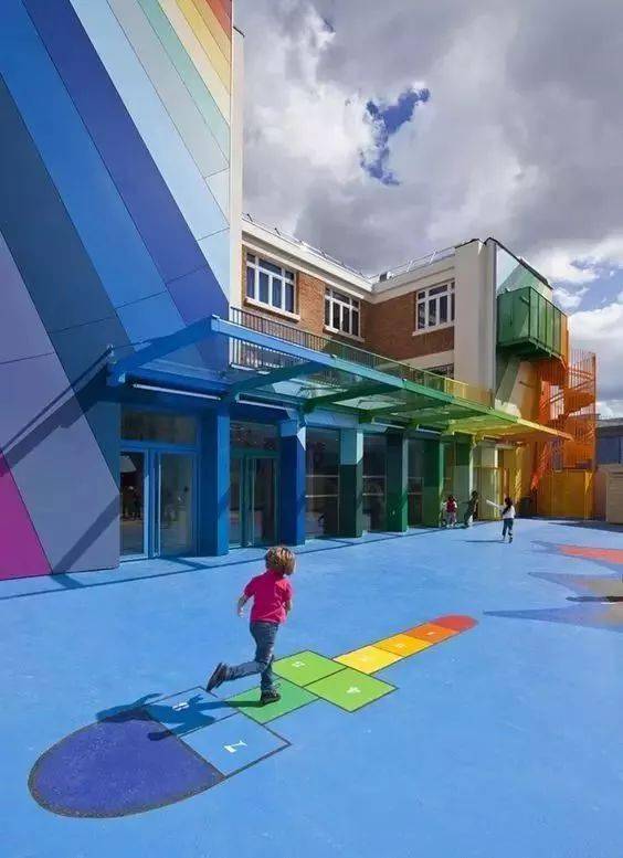 简洁明快并充满着设计感的线条为幼儿园注入了活跃的氛围.