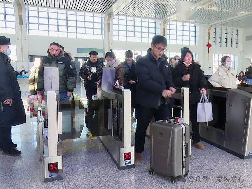新春走基层|春运第一天 凌海高铁南站"送福到万家"_旅客_候车_活动