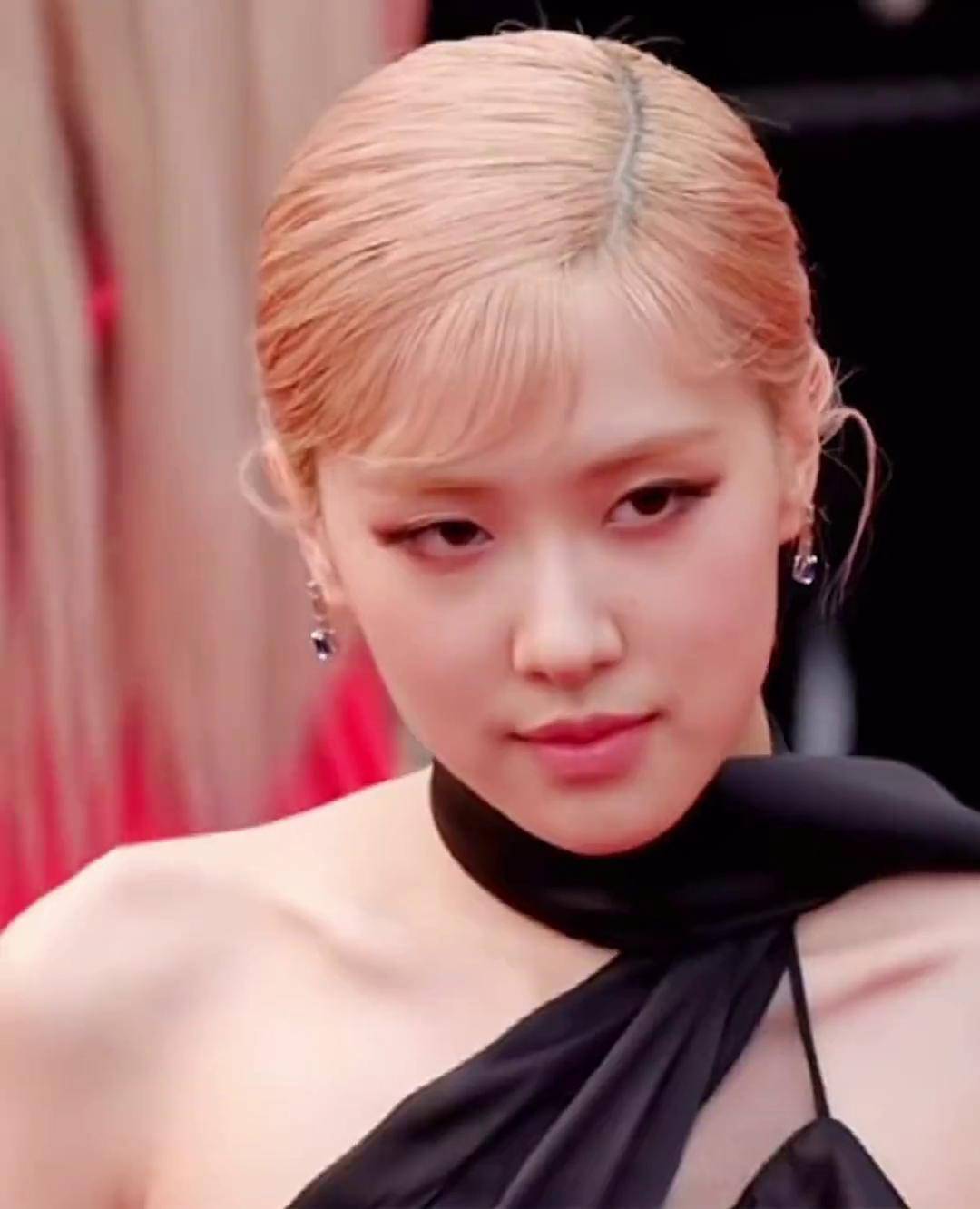 戛纳红毯上的朴女士朴彩英 rosé