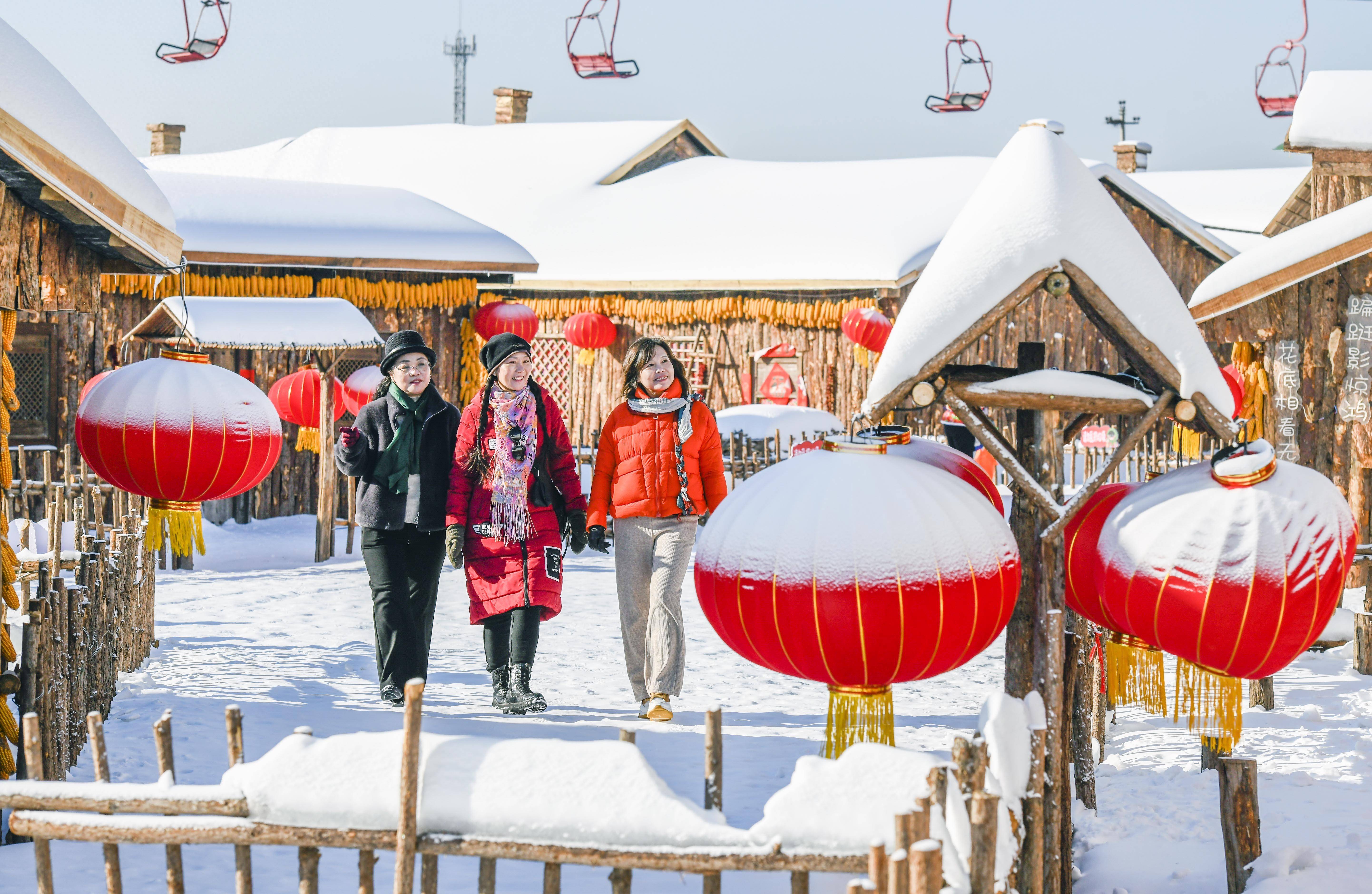 1月27日,游客在河北省遵化市山里各庄的山庄雪乡景区游玩