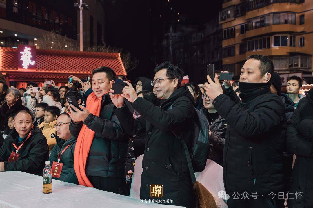 好成绩还参加了酒令大赛"今天我也尝了很多美酒中国酒拳传统文化展现