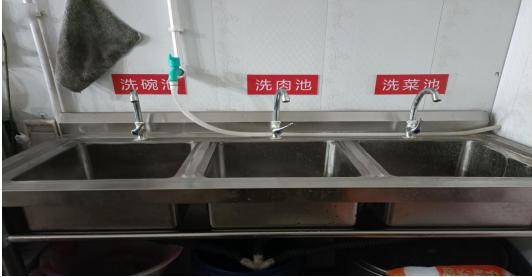 自查,操作环境干净整洁,功能区间布局合理,能够提供不同份量的菜品