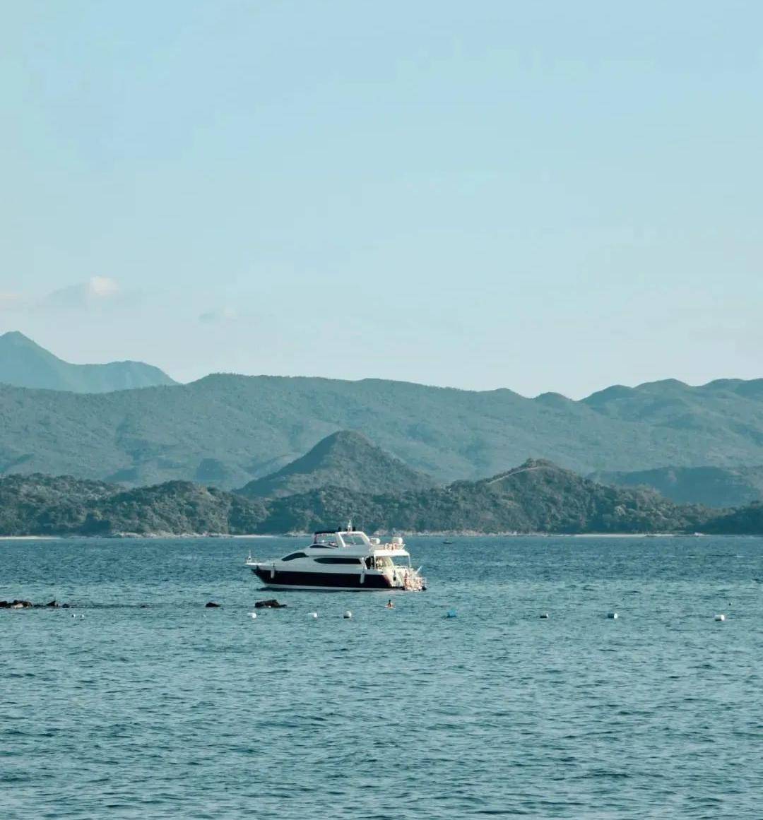 看海何須去遠方在深圳過年就能看到海青山綠水,海天一色漫步在海邊