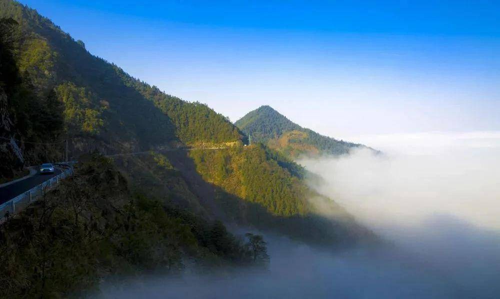 宛如一幅巨軸山水畫卷瀑布,森林,竹海,古村於一體徽州天路集雲海