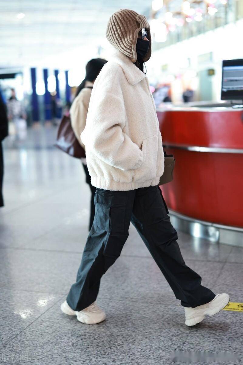 街拍:张天爱白色毛绒外套 黑色阔腿裤 针织雷锋帽个性十足_牛角_北京