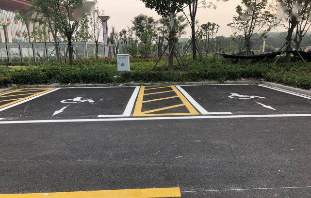无障碍停车位 图源 大河网资料"加强对涉及无障碍设施人员的政策,流程