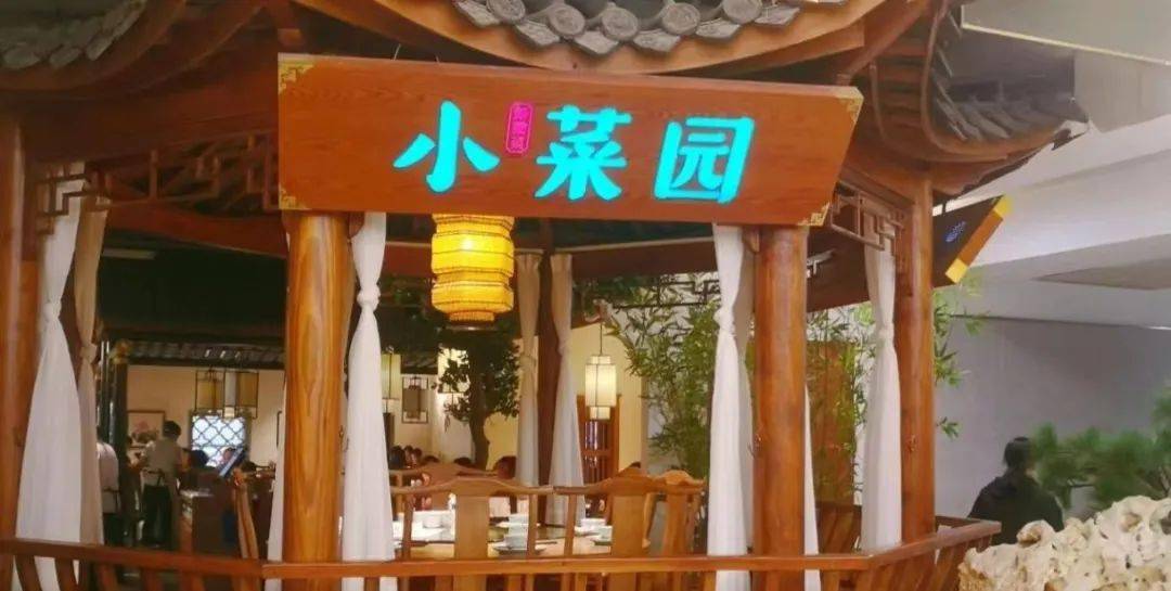 文 | 李瑩編輯 | 餘樂週六晚餐時間的商場餐飲層,費大廚,小放牛等