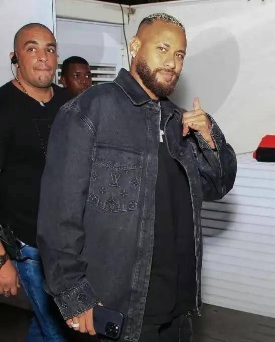 内马尔突现罗马里奥生日派对,身材显著变胖!_球员_形象_球迷