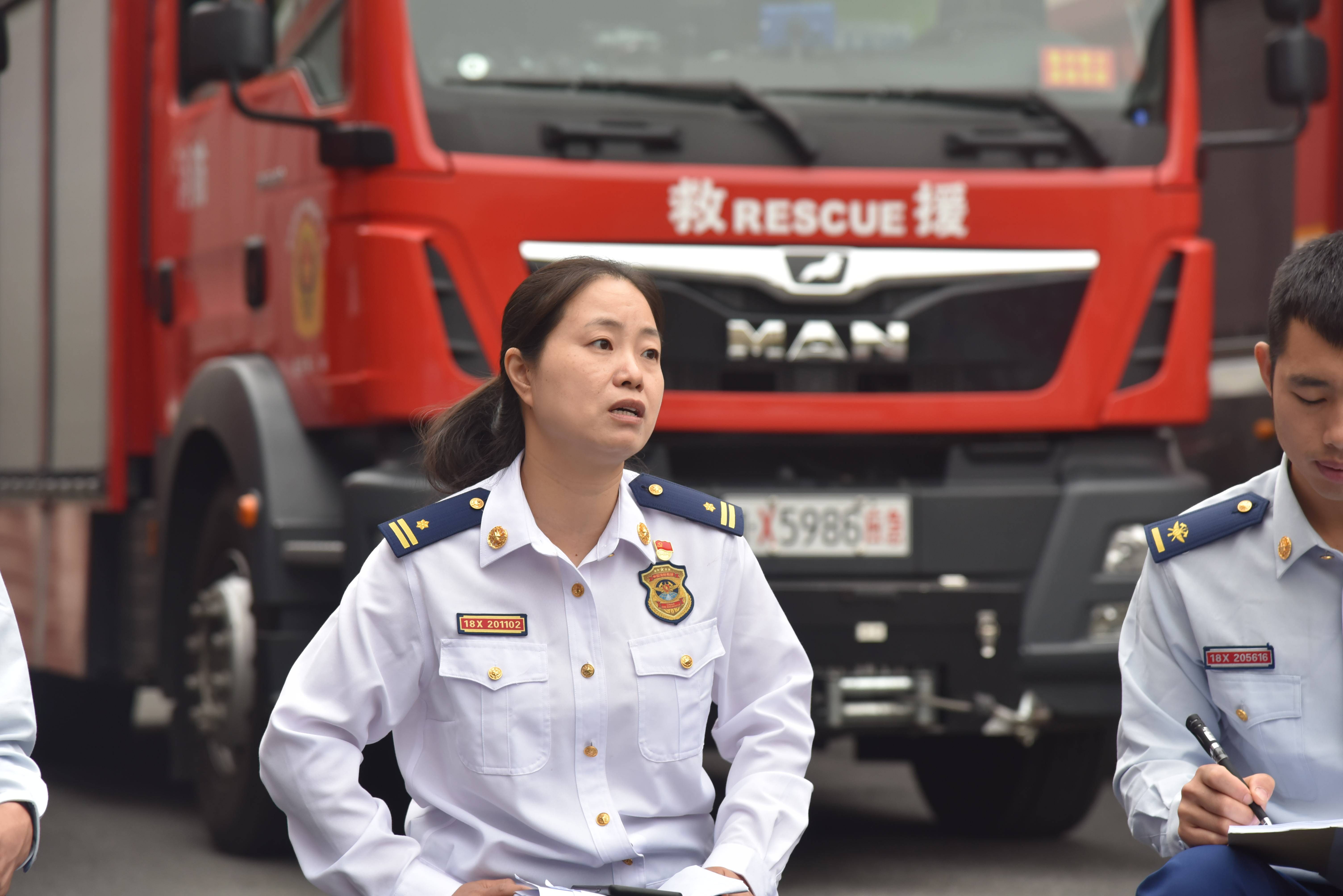 湖南资兴消防女大队长周宇坤:我较真,也不怕碰硬_火场_火灾_工作
