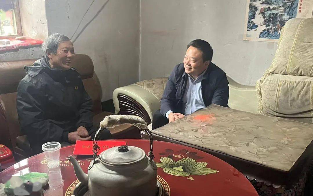 县委常委,常务副县长熊建春到兴隆镇督导安全生产等工作,开展节前慰问