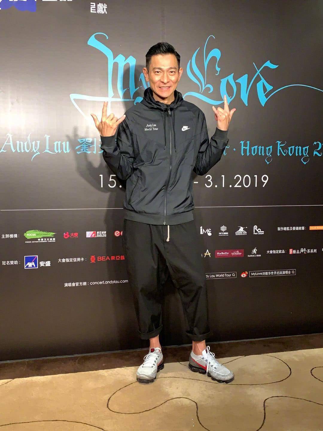 62岁刘德华告诉你:发型一丝不苟,裤子短一截,到老也不油腻_头发_造型