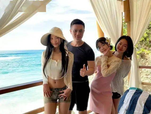 小s带娘家人去度假,晒泳装照大秀好身材,把二女儿lily比下去了_照片