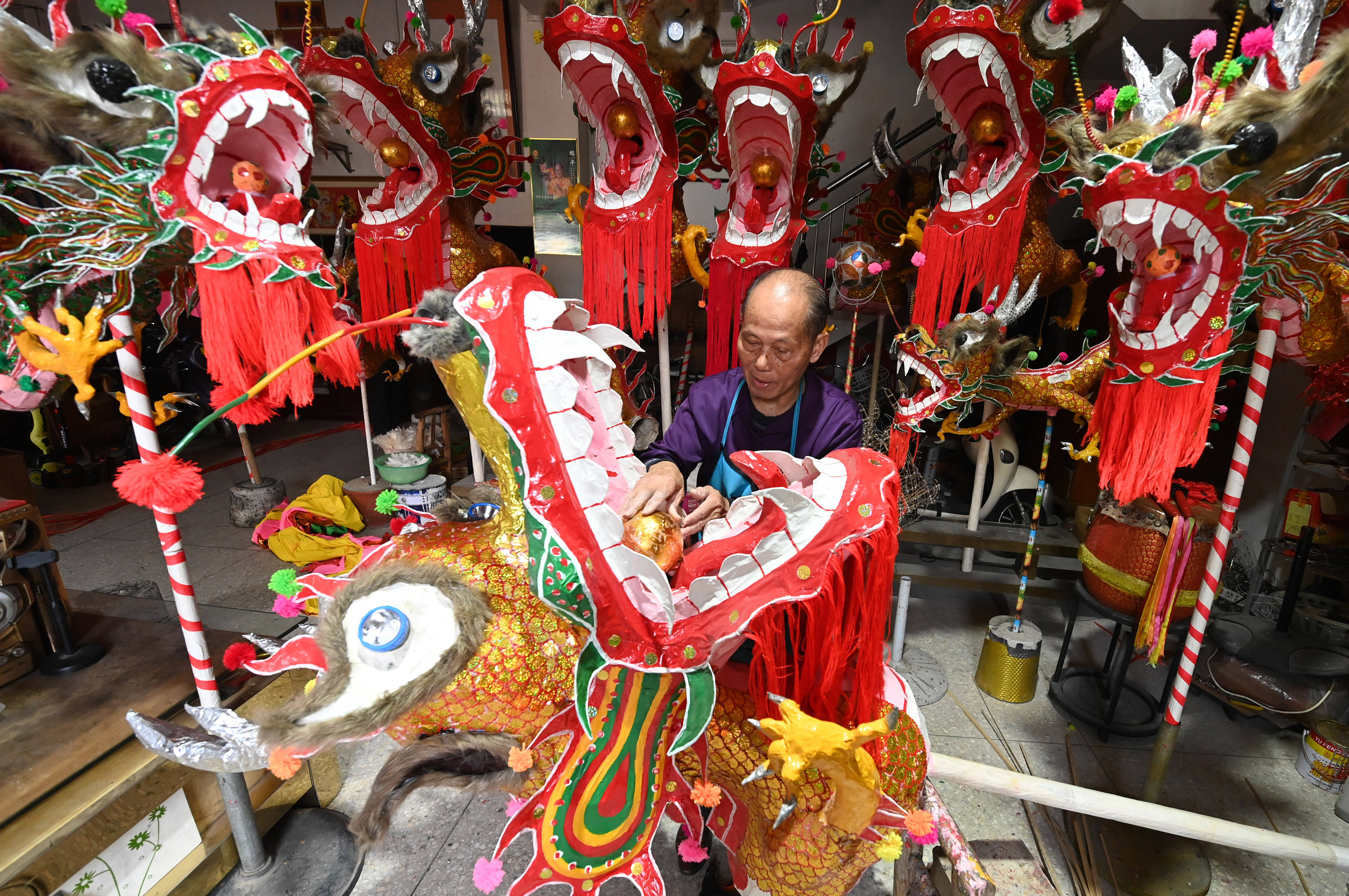 新春走基层|广西非遗"守艺人"赶制手工艺品迎新春_技艺_壮锦_谭湘光