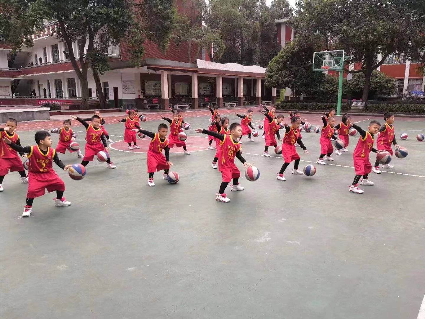 湖南快递员18年免费教上千名乡村儿童打篮球，为了他们放弃升职