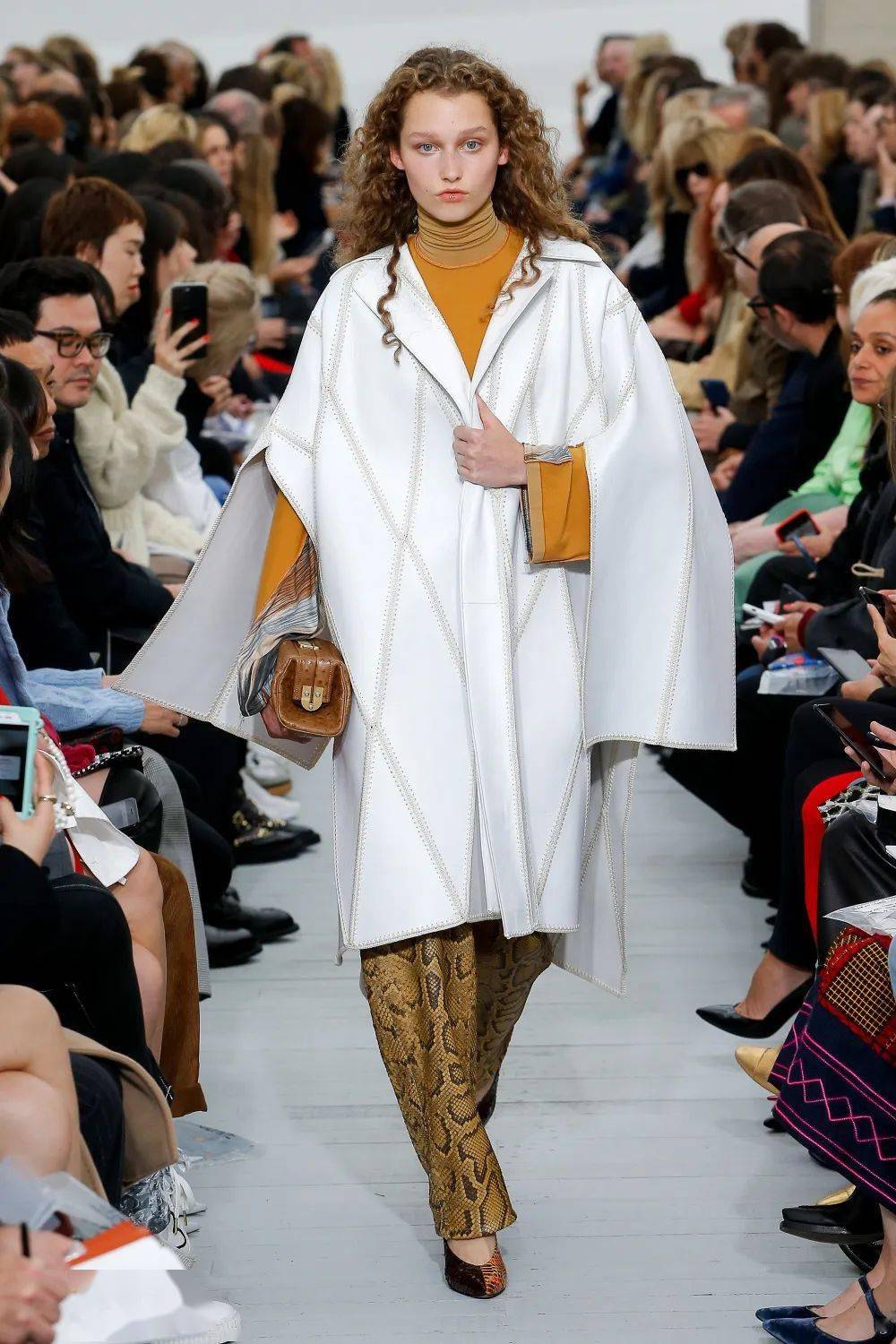 极简鼻祖,phoebe philo女王强势回归!首秀秒售罄 ? !