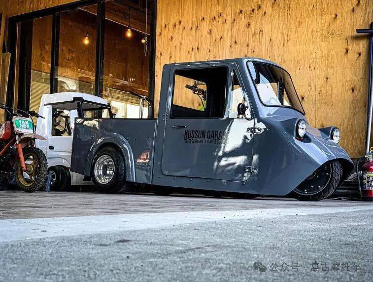 不过我们从它和不倒翁并排摆在一起的样子对比来看,这辆小车使用了