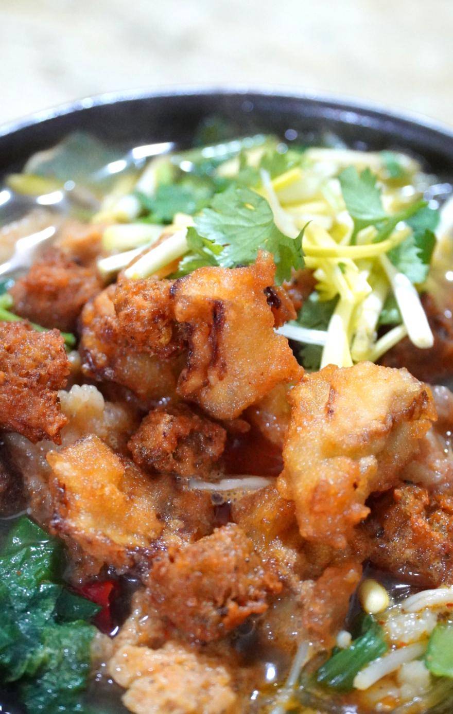 炸鱼块外面暄软,里面的鱼肉很嫩,有大刺.