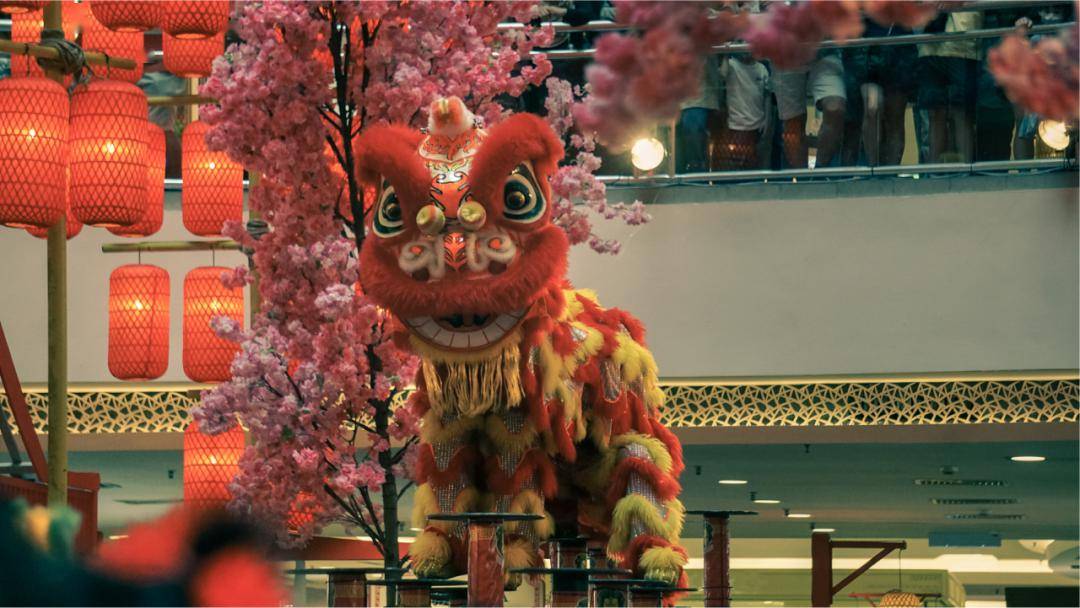 鼓声的开场表演过后便是我们的草地游戏亲子蒙眼打鼓需要家长与孩子的