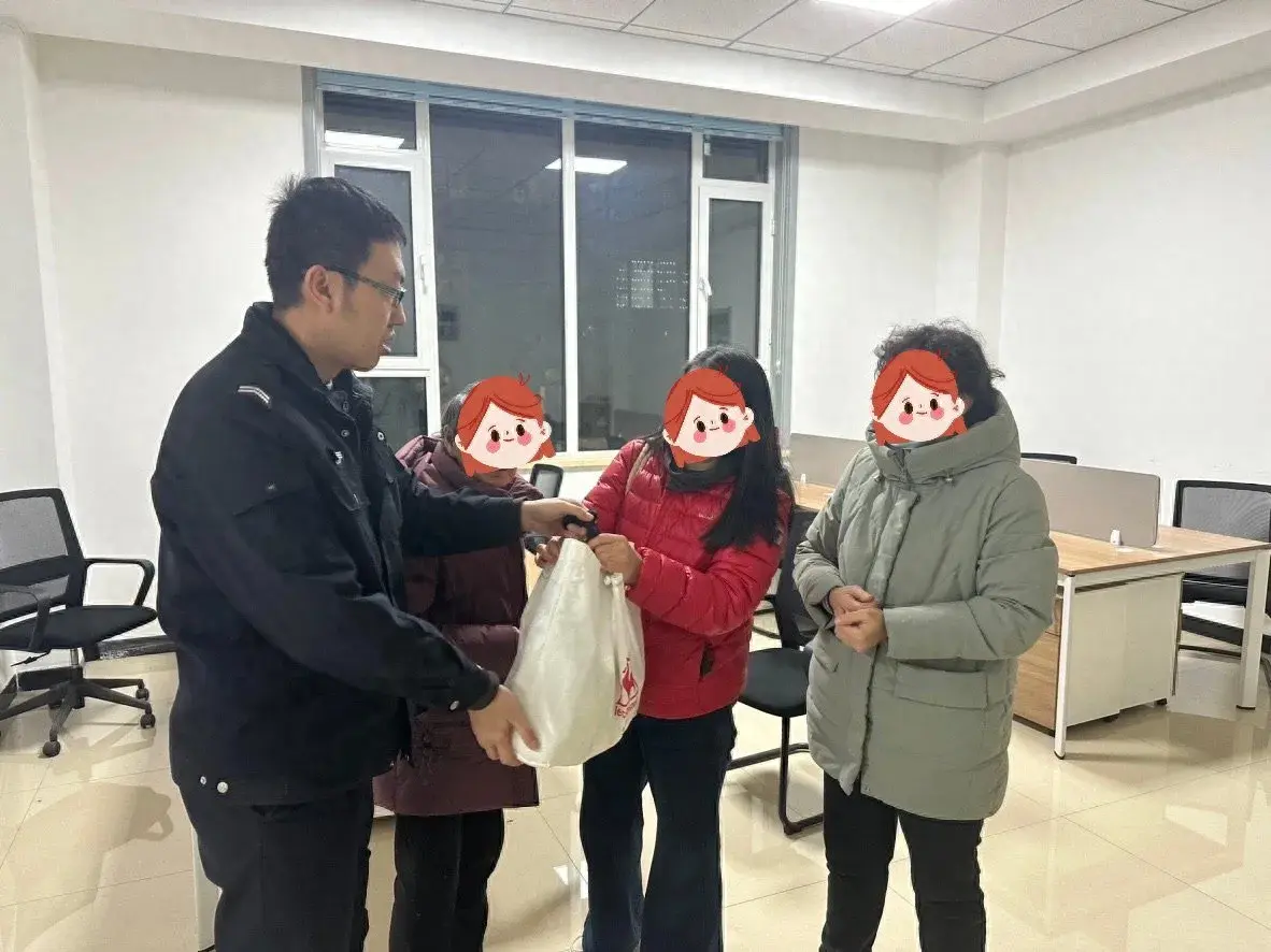 太原:热心群众将一走失高龄老人送至小井峪派出所,称老人年龄大了忘记