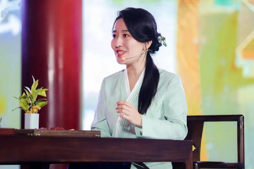 90后讲师何楚涵,边讲课边玩短视频,仅半年成为"最会讲故事的女博士"