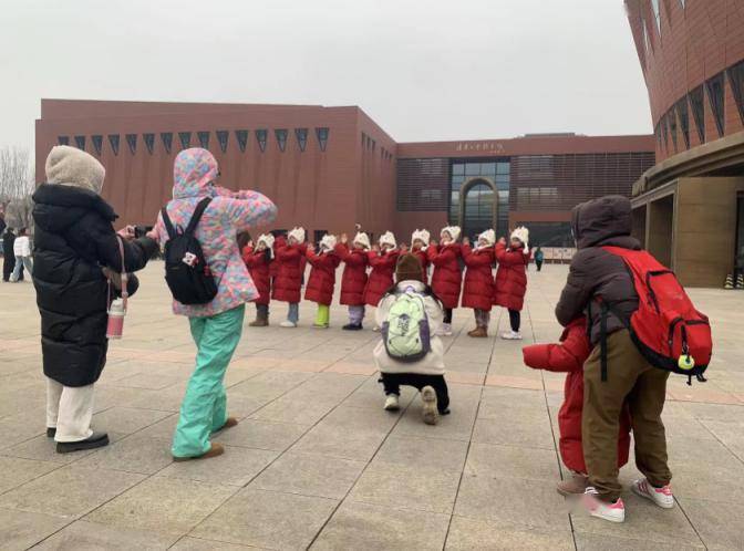 早上8点50分,清华大学西门前已有不少游客在拍照打卡.