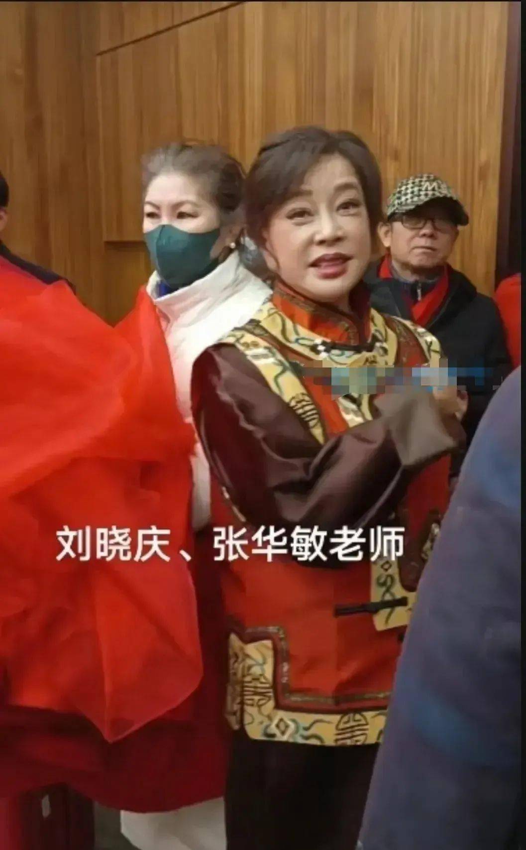 刘晓庆春晚后台生图曝光,本人脸上没皱纹但不显年轻,差距太大!