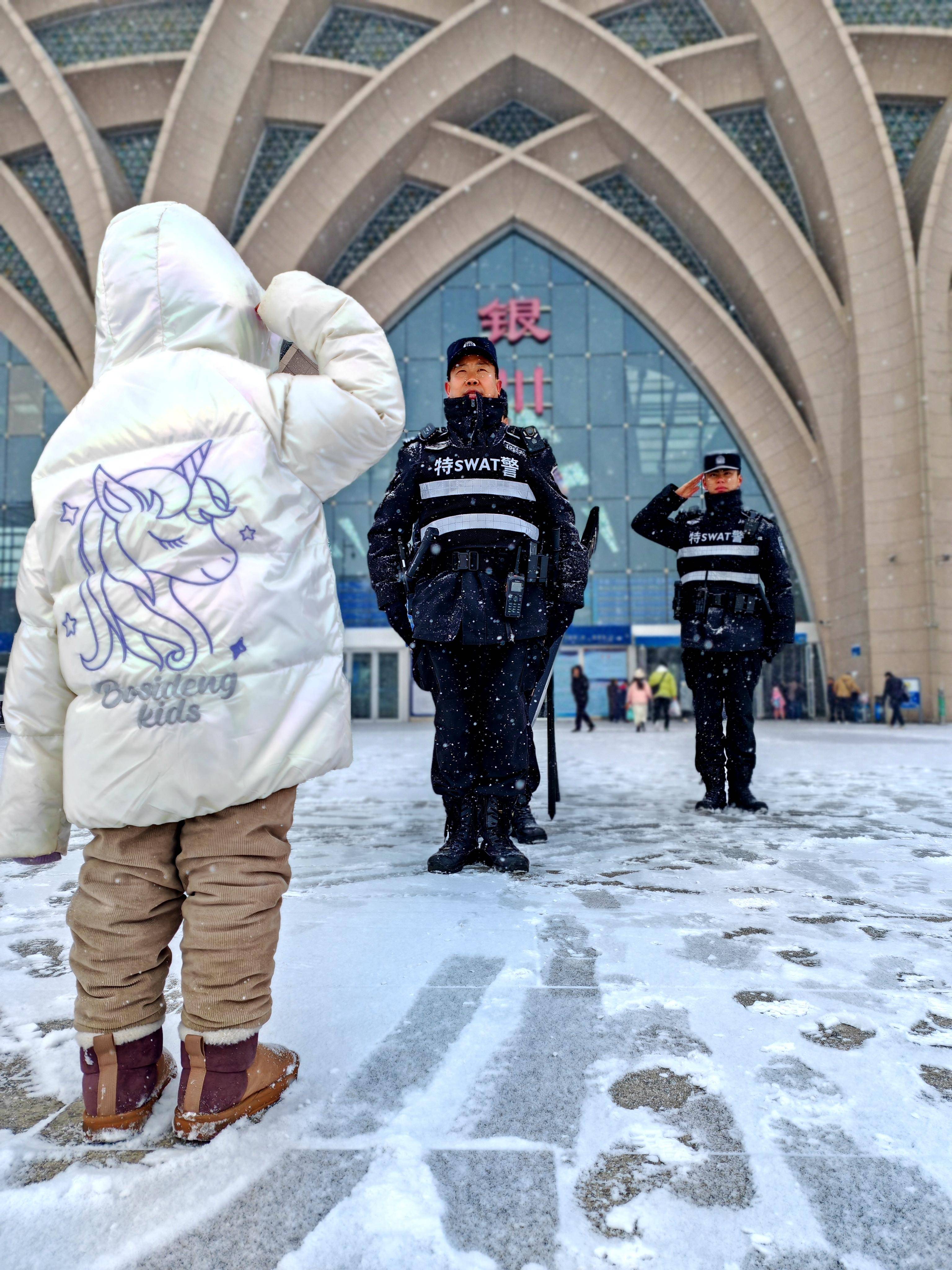 冬天警察执勤图片图片