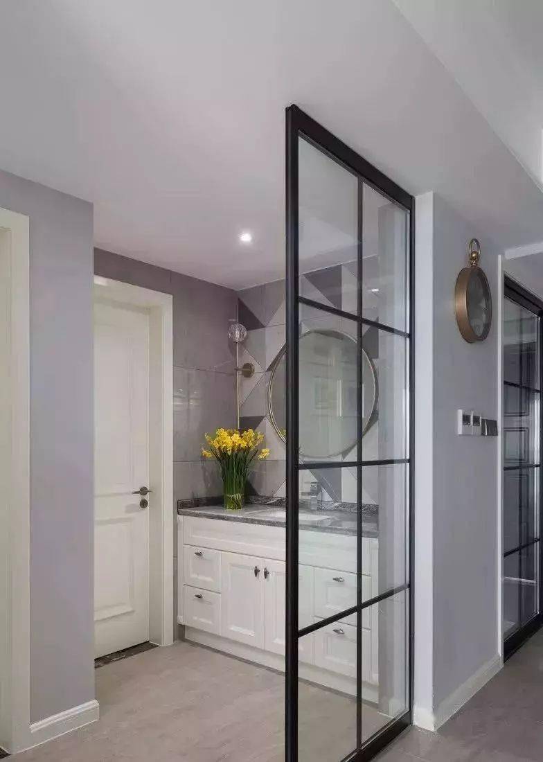 这指的是大门与窗户处于一条直线上,这样的格局在风水学中被称为"脱心