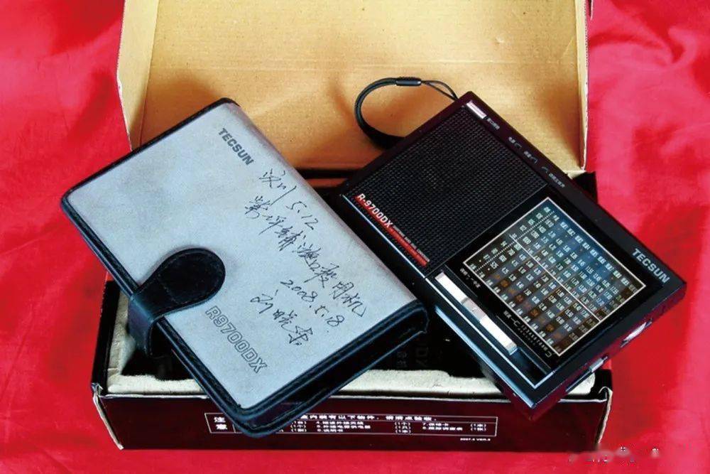 封面特写 | 找回当年听电台的感觉:德生r2024 30周年纪念版收音机