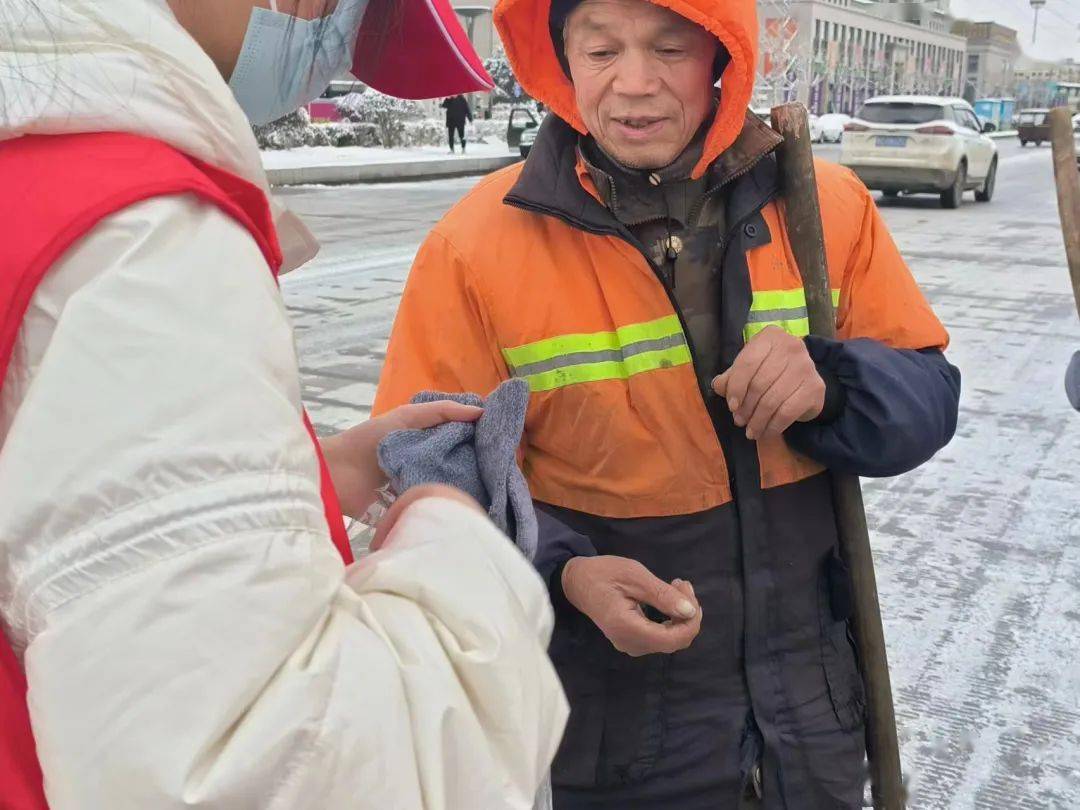 寒冬送温暖,手套暖人心|团县委组织开展为环卫工人送温暖活动