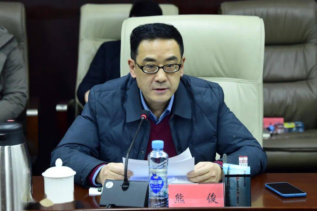 区党工委委员,管委会副主任熊俊代表高新区作表态发言.