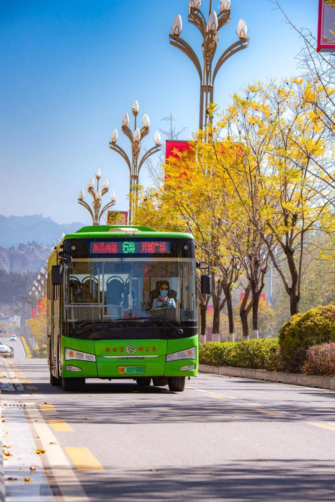 目前,廣大乘客往返西昌西站可選擇乘坐的公交線路有4條,一條快線k1路 