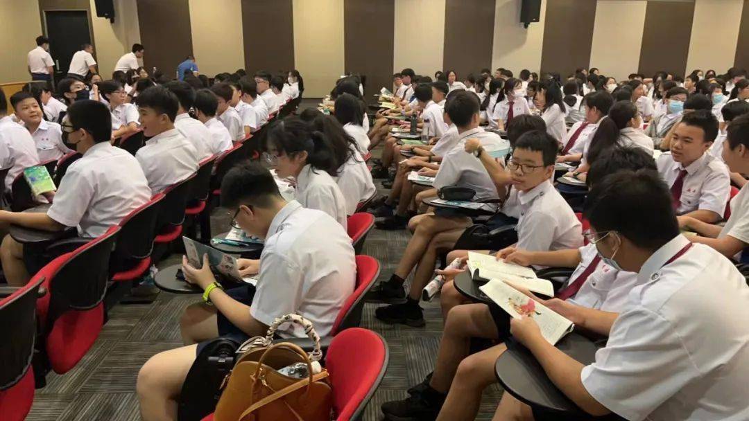 《读者》(校园版)来到新加坡南侨中学.