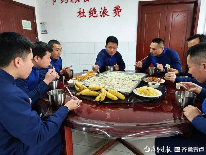 学知识、包水饺，齐鲁志愿者与消防员一起过小年