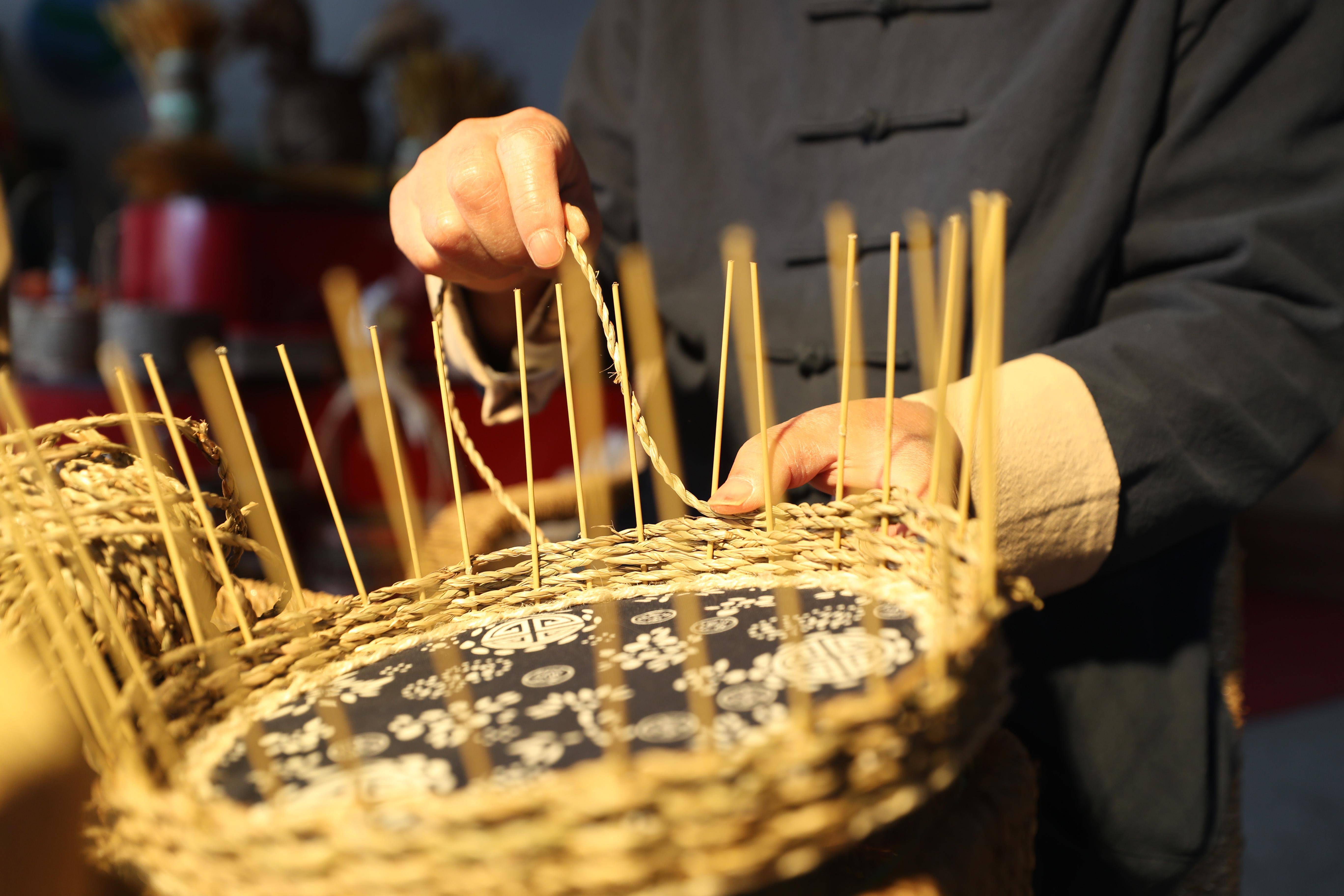 2月1日,在盘锦小亮沟苇艺草编专业合作社,农民编织芦苇工艺品.