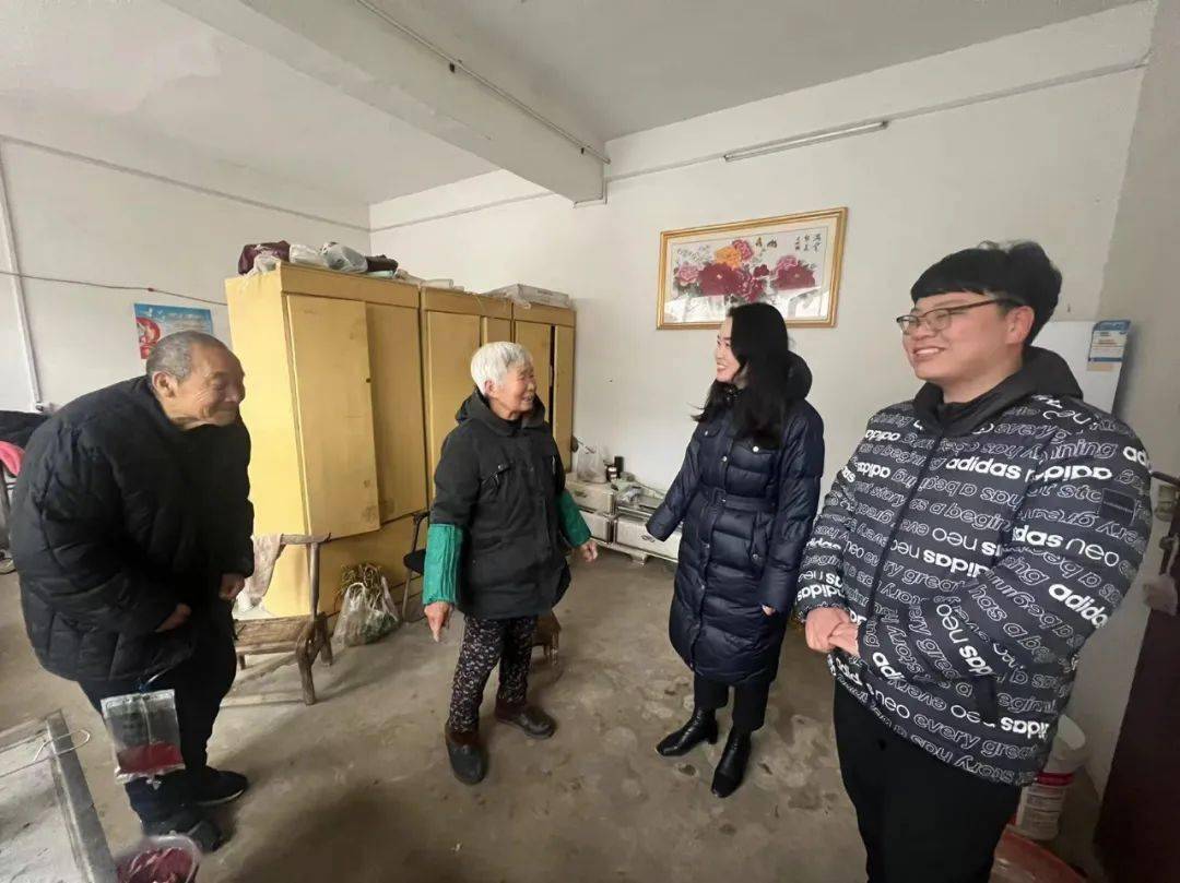 春节将至,2月1日,团县委书记王丹凤带队,团县委全体帮扶人深入到龚店