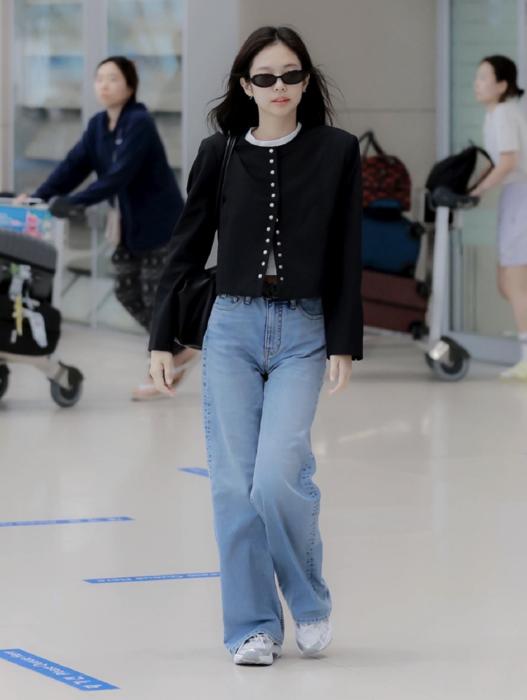 adidasadidas astir是jennie和jisoo同款的人气王.