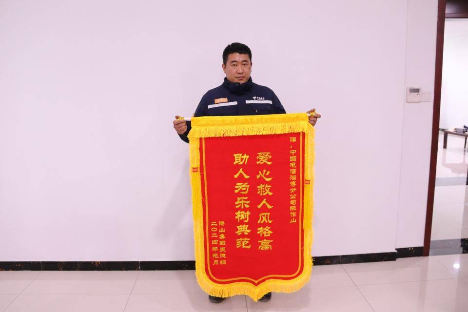 陈作山表示:在寒冷的冬天一个人落在水中得不到及时救助是非常危险的