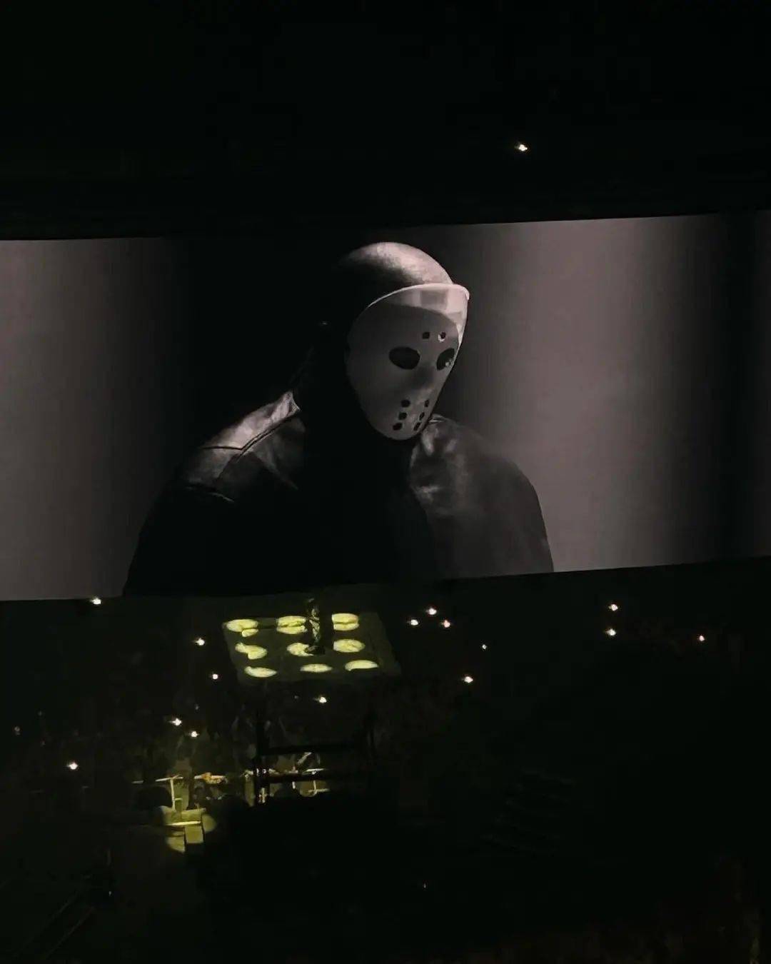 侃爷现身 ts 演唱会!「恐怖面具」造型炸裂!_小伙_版权_网络