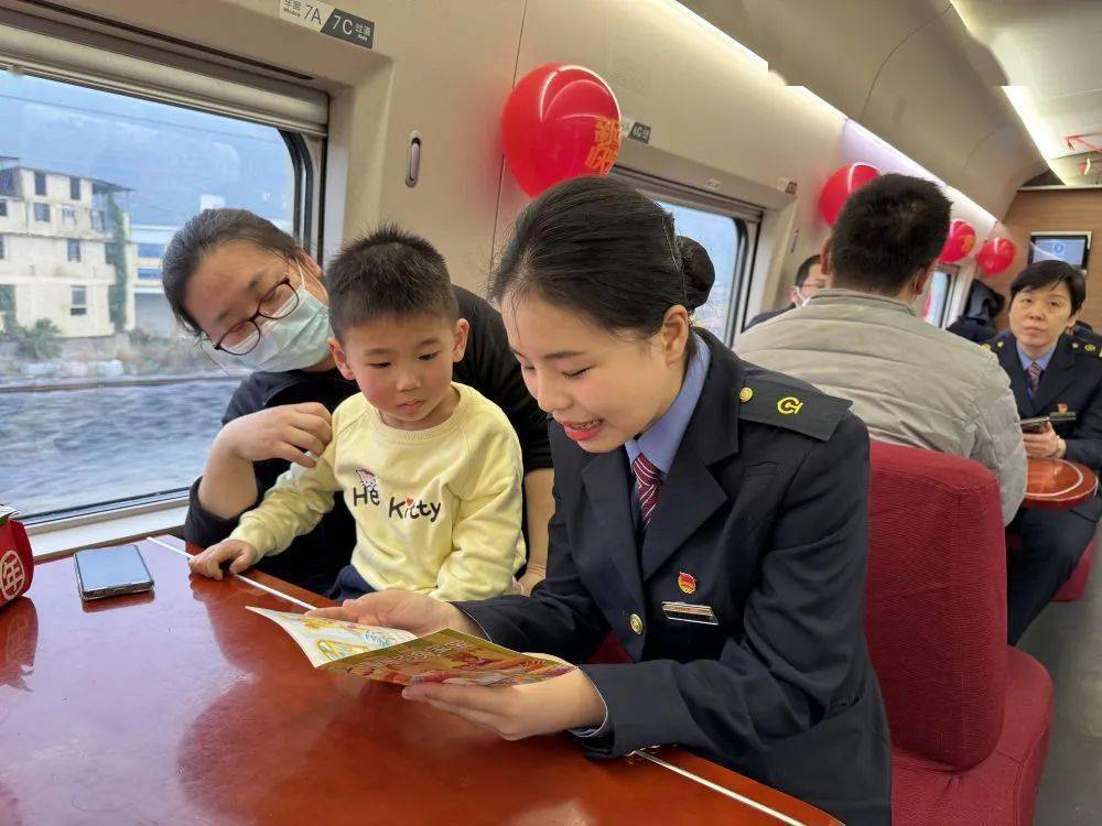 高铁有了"遛娃车厢"!_孩子_列车_旅客