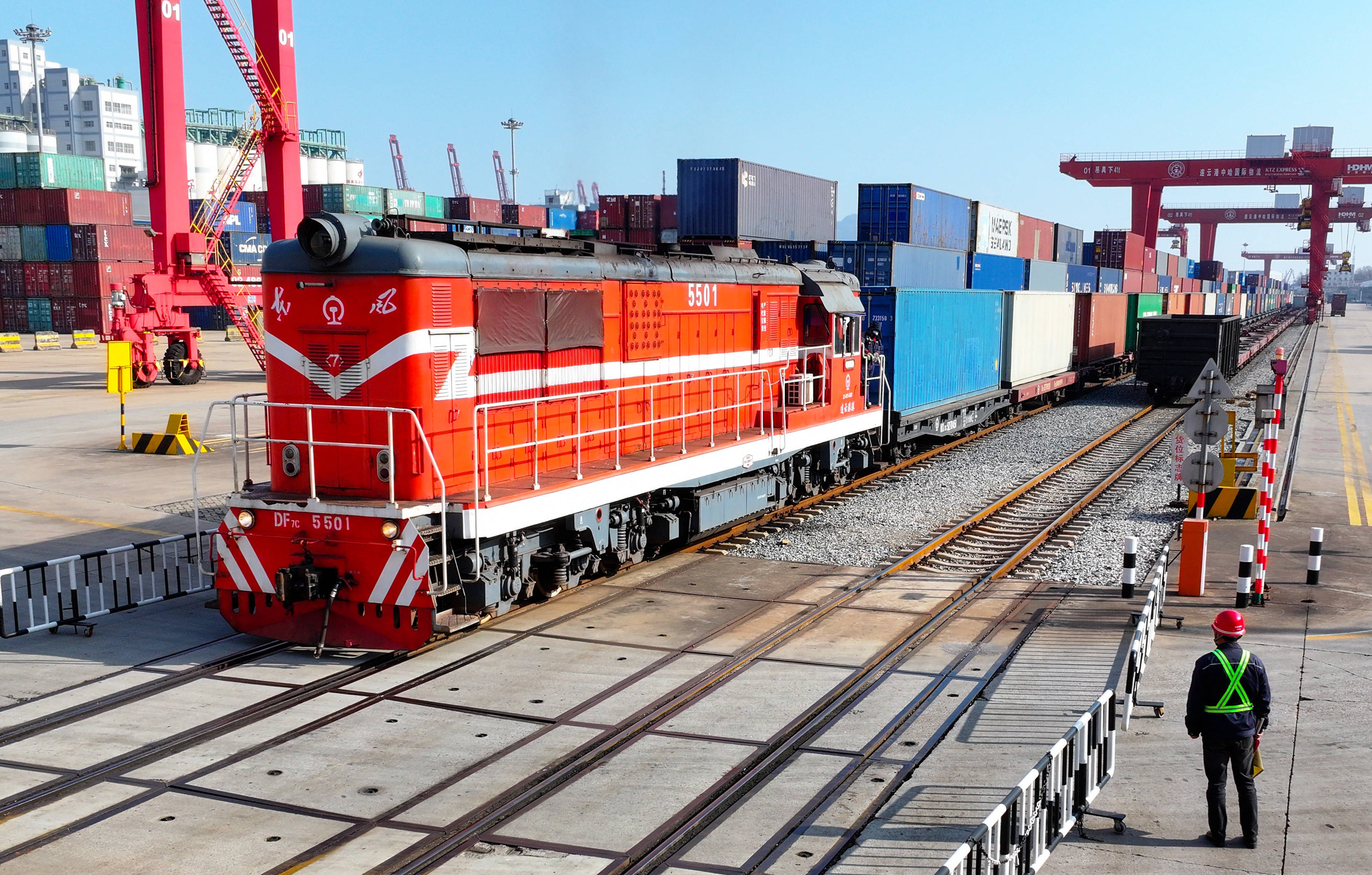 新媒报道:红海危机让中欧班列走俏_海运费_欧洲_货运