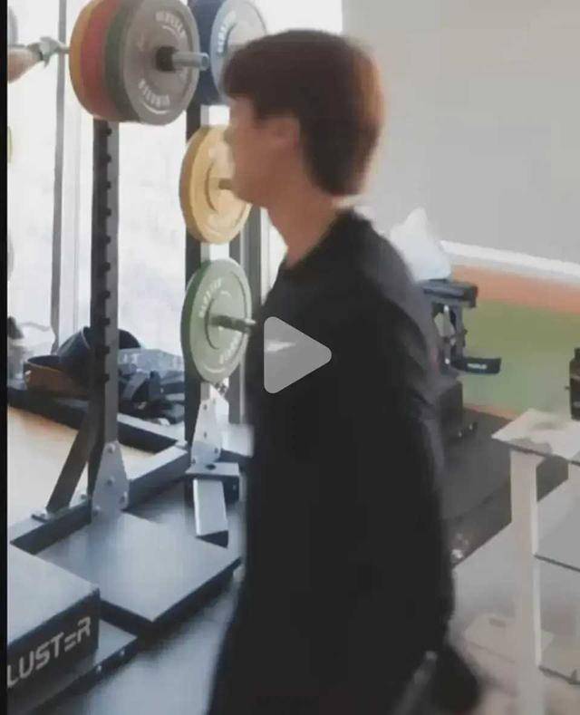 李易峰北京健身,撅腚卖力运动,瘦成一道闪电,清心寡欲当普通人_生活