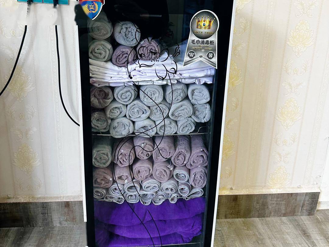4.配备消毒保洁柜,保证一客一换一消毒.3.美容操作间环境整洁舒适.2.