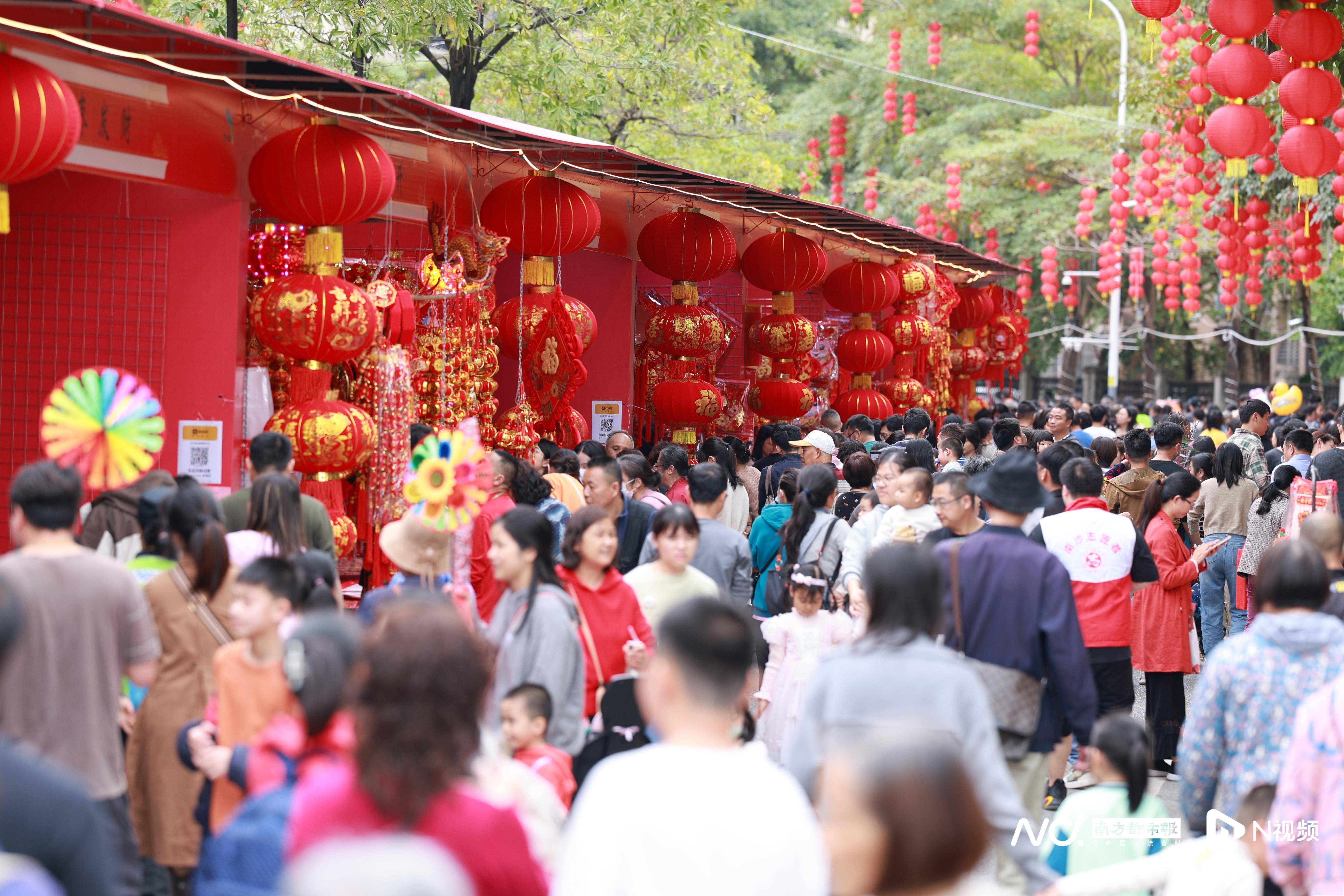 在公园里行花街!广州南沙花市热闹开张,有买有吃体验感十足_市民_摊位