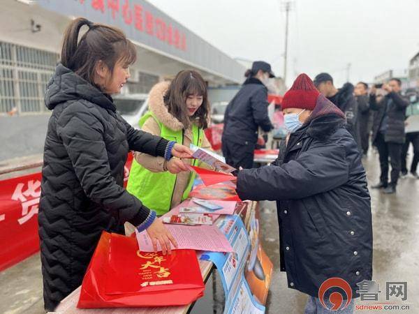 棗莊市市中區稅郭鎮開展防範非法集資宣傳活動_群眾